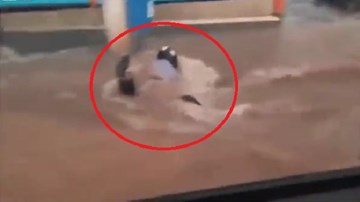 Xoáy nước cuồn cuộn suýt cuốn người đi xe máy xuống hố ga mở nắp