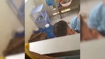 Bé gái 3 tuổi khóc thét trong 'trận đòn' của bảo mẫu gây xôn xao