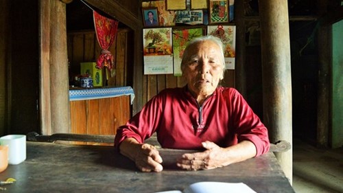 Cán bộ thôn thu hồi tiền cứu trợ lũ lụt của dân