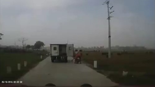 Ô tô quên đóng cửa thùng, đập văng 2 người đi xe máy ngã lộn nhào
