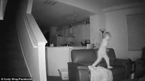 Kiểm tra camera, bố mẹ ngỡ ngàng khi thấy hành động của con lúc nửa đêm