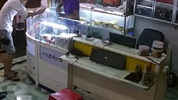 Vờ mua điện thoại rồi cầm máy bỏ chạy cực nhanh