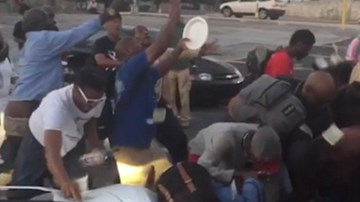 Tung 700 triệu cho người vô gia cư nhặt, chàng rapper ăn quả đắng từ cộng đồng mạng