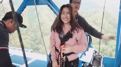 Hòa Minzy trải nghiệm trò chơi cảm giác mạnh nhất thế giới - Nhảy Bungee