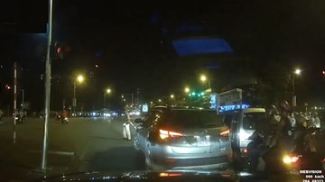 Vờ tuân lệnh CSGT, tài xế ôtô rồ ga bỏ trốn