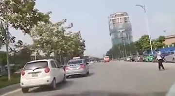 Taxi đánh võng, chặn đầu ô tô náo loạn đường phố Hà Nội