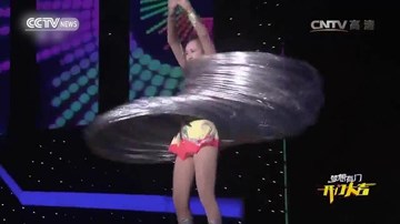 Choáng váng xem cô gái xinh đẹp lắc 305 chiếc vòng cùng lúc