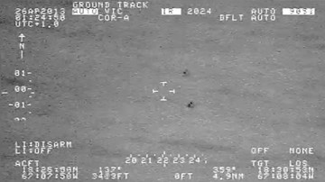 UFO tách làm đôi thoắt ẩn thoắt hiện trên biển