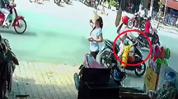Phút bất cẩn của mẹ khiến hai mẹ con suýt mất mạng