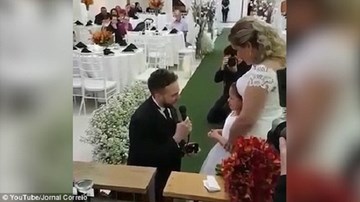 Giữa hôn lễ, chú rể quỳ gối, trao nhẫn cho con cô dâu