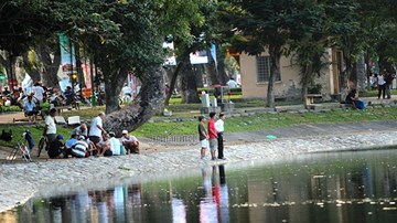 Quý ông dàn hàng ngang xả van thẳng hồ