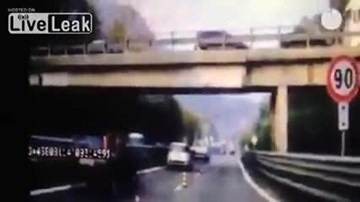 Cầu vượt đổ sập kinh hoàng, nghiền nát hàng loạt ôtô