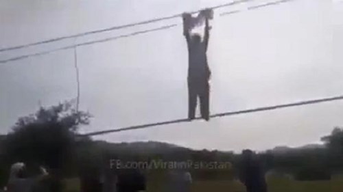 Trò chơi mạo hiểm rợn tóc gáy: Đu dây điện cao thế