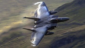 Máy bay tiêm kích F15 Eagle có thể diệt vệ tinh nguy hiểm đến mức nào?