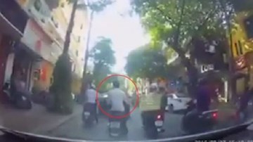 Tài xế ô tô đánh gục thanh niên chạy SH vì bỏ chạy sau va chạm