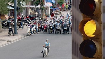 Ngày đầu áp dụng quy định dừng đèn vàng: Người dân nói gì?