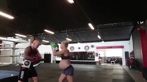 Mang bầu 39 tuần, sắp 'vỡ chum' vẫn hăng say tập võ