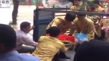 Nhà trai dùng xe tải vượt lũ đi đám hỏi