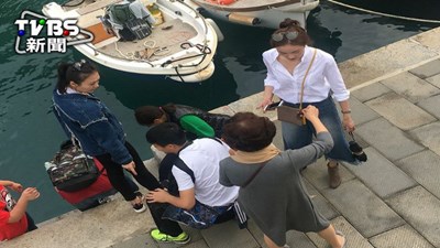 Dân Ý hốt hoảng với du khách TQ “bạo hành” nhím biển