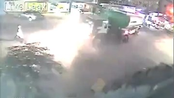 Xe bồn chở xăng phát nổ như bom, rung chuyển cả khu phố