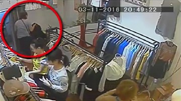 Nữ quái trộm ví tiền của khách chứa 10 triệu đồng trong shop quần áo