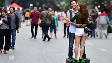 Ôm nhau trượt xe điện thăng bằng bất chấp nguy cơ tai nạn