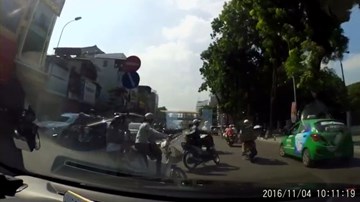 Tạt đầu ô tô, nữ sinh 
