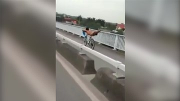 Thanh niên làm xiếc, uốn dẻo tạo dáng 'tiên cá' trên xe đạp đang chạy