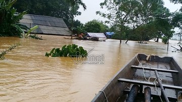 Người dân miền Trung kiệt sức vì 