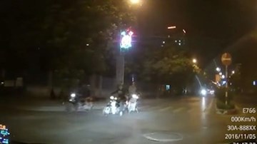 Đánh rơi bạn gái vì sang đường ẩu