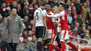 Mất điểm sân nhà, Arsenal vỡ mộng lên đỉnh