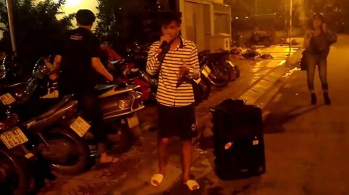 Quần đùi, dép lê nhưng chàng trai này vẫn hút cả triệu like khi cover 
