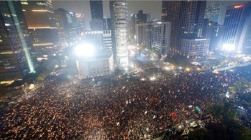 Hàng chục nghìn người Hàn Quốc thắp nến đòi Tổng thống từ chức