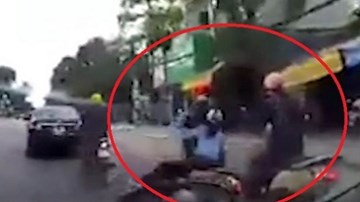 Hai phụ nữ suýt chết trước đầu ô tô giữa phố Hà Nội