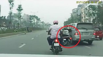 Clip ôtô đi ẩu, ủi ngã cô gái khiến nạn nhân bị xe máy cán vẫn thản nhiên bỏ đi