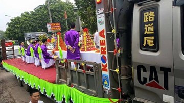 Quan khách 2 họ ngồi trên xe tải ăn bánh, uống chè: Đám hỏi kỳ lạ nhất Việt Nam là đây