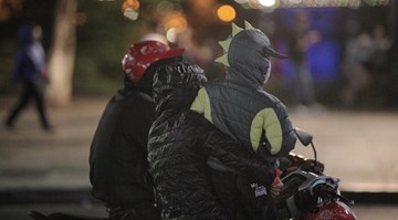 Người dân Hà Nội co ro trong đợt rét đầu tiên