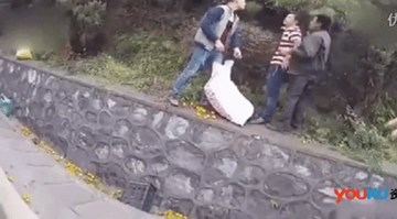 Xe chở quýt bị lật, tài xế ôm mặt khóc, vừa xót tiền vừa bị những kẻ hôi của cho… ăn đòn