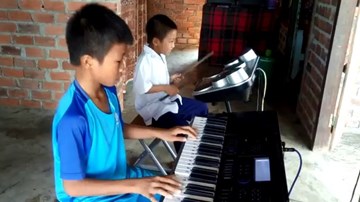 Gặp 2 anh em nghèo chơi nhạc cực đỉnh gây bão cộng đồng mạng