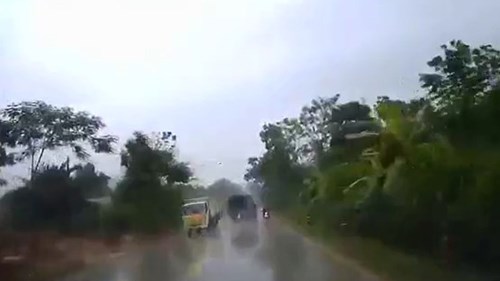 Pha đánh lái bất ngờ của xe tải khiến nhiều người hoảng sợ
