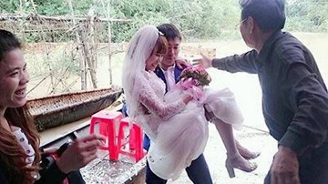 Lũ ngập đường, chú rể chèo thuyền, lội nước bế cô dâu