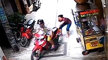 Trộm vứt xe bỏ chạy trối chết vì gặp nữ chủ nhà gan dạ