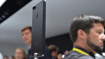 Không có ai yêu, thanh niên mang 22 triệu tiền lẻ dành dụm đi mua iPhone 7