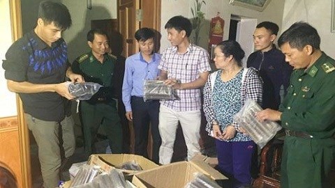 Bắt một phụ nữ Thanh Hóa mang gần 1.500 thỏi thuốc nổ đi bán
