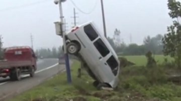 Tai nạn hy hữu, ô tô cắm đầu xuống đất, đuôi chổng lên trời