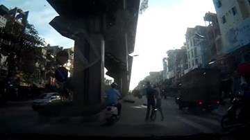 Đụng xích lô, lao vào đánh nhau khi người thân vẫn nằm dưới gầm xe tải