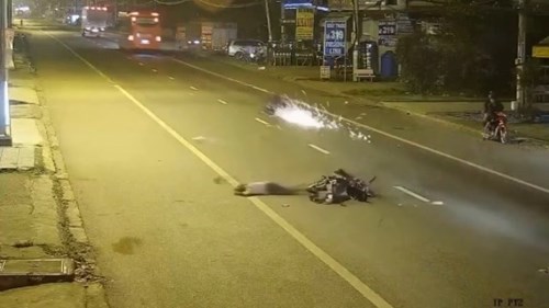 Cú tông kinh hoàng giữa 2 xe máy trong đêm