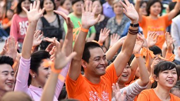Hoa hậu Ngọc Hân, MC Phan Anh nhảy flashmob vì sự tử tế