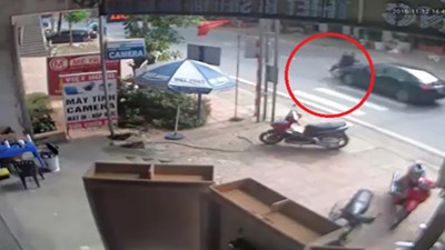 Xe máy vỡ vụn vì bị ôtô chạy ngược chiều tông trúng