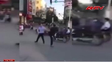 Ngán ngẩm clip lái xe đánh nhau như phim chưởng sau va chạm, dân đứng reo hò, cổ vũ